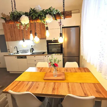 Colors アパート スプリト